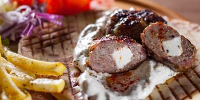 Комбинация греческих бифтеков (котлет, которые делаются с сыром фета внутри) и бернских сосисок, которые жарят на гриле, обернув беконом.

Тут просто 2 в 1, плюс - посыпка специями по вкусу.