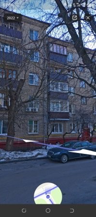 Вот пример, это дом напротив моего, через двор, левая половина такая же как мой дом, а правая половина уже хрущевка. Оцени разницу. Проще всего отличить по количеству окон между подъездами. В таких домах как у меня по 4 окна, а в хрущевках по 6. У меня 3 квартиры на этаж, в хрущевках по 4 квартиры.