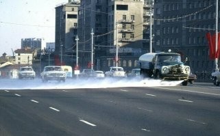 Когда то в городах были ДРСУ, где в штате были всемозможные машины, здесь на фото поливалка ЗИЛ, вполне хватало всего, чтобы выезжать чистить город, смывать пыль, было нормой.
Прошло время, когда можно было выйти прогуляться, пойти на рыбалку с головой, незабитой мыслями о ипотеке, о дальнейшем, о том, а не нарушишь ли ты какой то новый запрет на рыбалку? 
Когда просто живешь, радуешься и не паришься , сейчас как специально идет накрутка, чтобы очередное повышение, какой то новый закон для мазохистов, с целью еще больше ухудшить положение и ограничить свободу.