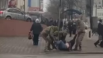 Появились кадры теплой встречи блогера с украинскими военкомами на границе.