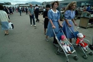 Как скоротечна жизнь! В1990 я уже 2 года как закончил политех и работал инженером. 
 Старшему сыну 2 года. Девчонки на фото со своей малышней, а сейчас небось внуков нянчат.