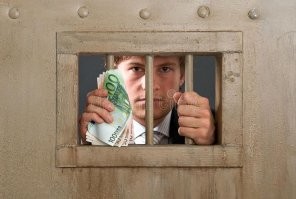Люди при деньгах. 
Платили руководству колонии,  сидели отлично,  кушали сытно, спали сколько  хотели. Приблизился срок, когда можно запросить УДО по закону, и за отдельное спасибо - руководство колонии подкрепляет твоё ходатайство великолепной характеристикой, какой ты супер прилежный сиделец, участвовал в самодеятельности, режим не нарушал,  работал  сверх нормы, отговорил  15 человек от бандитского образа жизни и вообще глубоко верующий и полностью раскаявшийся.  для общества не опасен, и зачем такого прекрасного человека держать в  заключении, он ведь кучу пользы стране принесёт будучи на свободе. Дело несложное.
На мой взгляд, людей с деньгами, надо сажать без права на УДО,  чтоб просто исключить возможность выходить на волю, через подкуп должностных лиц.  Да, они разумеется коррумпируют местное руководство, и сидеть  будут в камере напоминающей 3-х звёздочный отель, и у них не будет проблем с едой, компьютером и прочими вещами переданными с воли, но и выйти они не смогут раньше назначенного срока. Всё таки по их вине куча людей живём сгорела, и думаю, справедливости ради, надо к таким гражданам применять специальные статьи и ограничения.   Разумеется и спец службы должны пристально наблюдать, как и где питаются,  на чём ездят, где отдыхают и в каких условиях живут руководящие кадры пенитенциарных заведений, и их близкие.
А то как-то мерзко всё это выглядит.