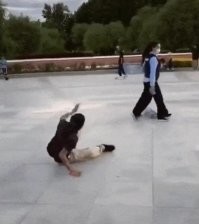 Вот вам ещё пара плюсов жизни в так наз.  "тоталитарной" стране - ну, там, единая форма, ходьба в ногу и т.д. Это не то, что в этих ваших дерьмократиях - уже давно с ног бы сшибли да покалечили.