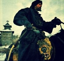 С помощью опричнины Иван Грозный боролся с тогдашним «олигархатом». Крупные землевладельцы, в первую очередь родовитые князья из династии Рюриковичей, контролировали доходы и население огромных территорий. Они сопротивлялись введению царем налогов, присылке чиновников из центра, желая буквально вершить дела своей властью – как в княжеские времена.