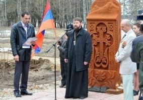Сегодня армяне понатыкали свои хачкары по всей России, а завтра скажут "Тут наши хачкары, значит это исконно армянская земля".