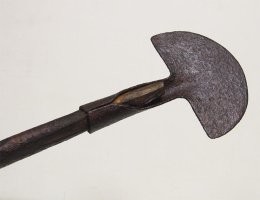 Не факт. Судя по наличию нечто похожего на режущую кромку, очень вероятно, что это может быть сечкой (старинная мясорубка)...