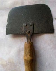 Не факт. Судя по наличию нечто похожего на режущую кромку, очень вероятно, что это может быть сечкой (старинная мясорубка)...