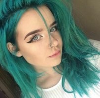 Проблема даже не в неформальной внешности, а в том что прическа говно. Можно же было нормально постричься, и было бы норм.