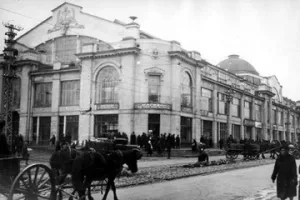 Крытый рынок Саратов. Закладка фундамента проходила в 1914 году.  А чтобы строительство было удачным, с присутствующих были экспромтом собраны драгоценности и помещены в специально подготовленную нишу. В основном это были серьги, броши и кольца, в том числе и золотой перстень с бриллиантом с руки Людмилы Ширинской-Шихматовой, супруги губернатора. Несколько дней рядом с нишей дежурил полицейский - до тех пор, пока положенная сверху масса камня и бетона не спрятала клад.