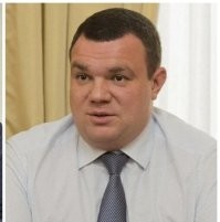 Мне вот интересно. Им такие рожи вместе с удостоверениями выдают?
