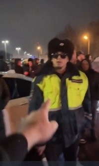 А это что за ряженный в очках?