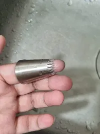 По аналогии снятия кольца, наматываешь нитку или резинку и спокойно снимаешь.