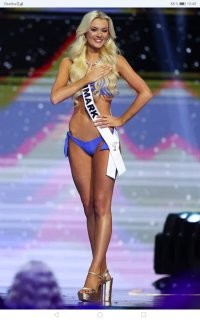 Слово "спела" надо писать в кавычках! Рот она открывала под фанеру! К тому же, ноги у неё кривоваты и короткие, какая она нах мисс Вселенная?! Везде на бл*ядских стрипах ходит и фотается! Наша и то поровнее!