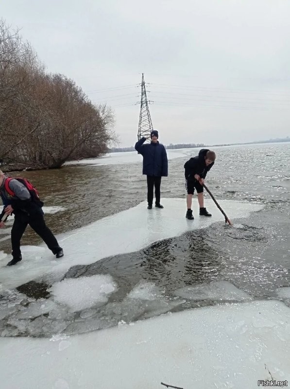 Практиковали ежегодно  Несколько раз тонули и добирались вплавь до берега с криками "Крейсер Адмирал Нахимов тонет, но не сдаётся!"
P.S. Кстати. После весенних купаний не помню, чтобы кто-то хоть раз заболел. Я четыре раза проваливался. В зимней одёжке вольным стилем до берега.