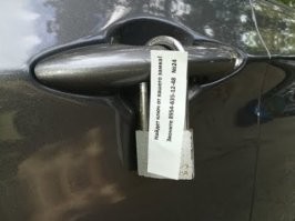 Лет пять назад был популярен подобный "развод". И вот подхожу я к своей бибике, а на ручке водительской двери весит замочек а под дворником записка с предложением "купить" ключик за полторы тысячи рублей. Откуда ж дурочку что повесил этот замочек знать что у меня в багажнике болторез 36" лежит.
