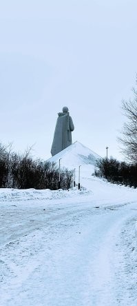 В начале видео памятник "Алёша"