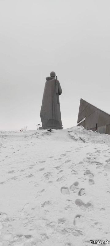 В начале видео памятник "Алёша"