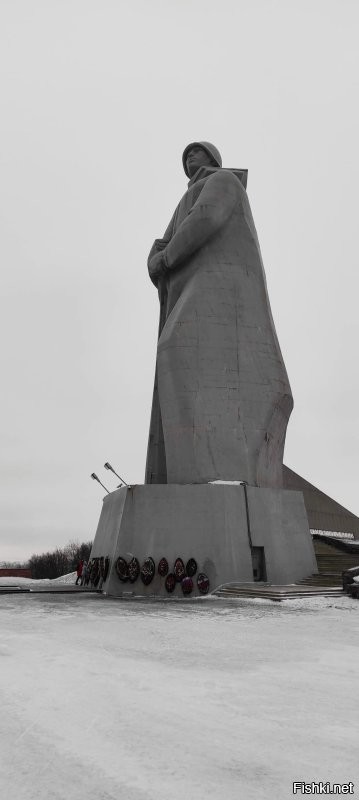 В начале видео памятник "Алёша"