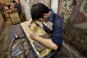 Чеканщик чеканит чеканку.