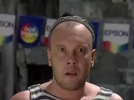 В Индии толпа набросилась на мужчину в бюстгальтере