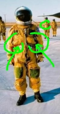 А это что? места под сиськи там внутри что афроамериканская феминистка? :-)
Так вроде нет -- недостаточно жирное это.