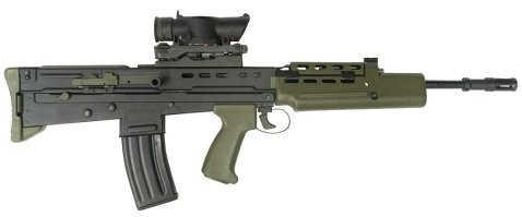 у часового винтовка L85A1 с прицелом SUSAT, то ещё "изделие"