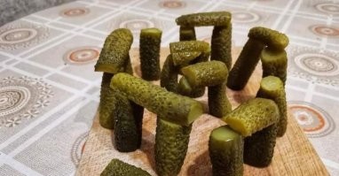 Щедрый человек, который вместо стульев купил Стоунхендж