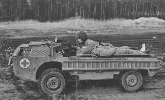 Нет.Луаз не плавает. Он сделан на базе Транспортера Переднегот Края,вот тот плавает