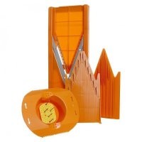 Очередной тупой копипастер....
З.Ы. на 5-й картинке ещё и некомплект - там отсутствует поршень, который будет подавать насаженный овощь на тёрку. Тёрка со сменными лезвиями, а данный держатель позволяет не отрубить себе кривые пальцы.