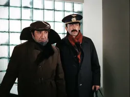 Вахтанг Кикабидзе и Фрунзик Мкртчан едут в лифте.
С ними – японцы с одинаковыми лицами. 
Лифт останавливается, и главные герои выходят.
И тут японец говорит: «Эти русские, они все на одно лицо».