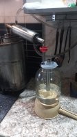 А я в субботу сделал вторую перегонку. Сырьё - вино из черноплодной рябины. Ещё доходит вино из калины, тоже перегоню. Всё естественного брожения, без добавления дрожжей. И 20 литров виноградного вина.