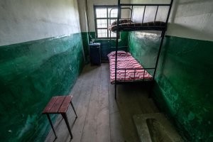 Слишком просто. Лучше пусть остаток жизни проведет в подобных апартаментах