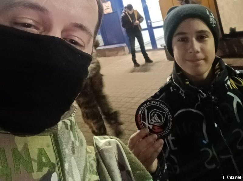 Очень редко, мы ездим в магазины, закупить продукты быстрого питания.
В очередной раз, когда мы подъехали к магазину, к нам подошли молодые ребята, с предложением помыть окна машины.
Я решил узнать об их судьбе поподробнее.
Честно сказать, был поражен.
Двое из ребят- с приграничья.
Один с Суджи, один с Кореновского района.
Паренёк с Суджи потерял половину семьи, его брат был казнён бойцами ВСУ.
Второй остался без матери.
Я не могу воскрешать мертвых, я не могу повернуть время вспять и вернуть ребятам их беззаботное детство.
Но я хотел, чтобы они улыбнулись. 
Половина страны ещё не понимает, что происходит здесь. На фронте. В этой страшной мясорубке.
Что такие маленькие ребята, рано становятся мужчинами.
Очень жаль.
 
Аид

ДНЕВНИК МРАКОБОРЦЕВ