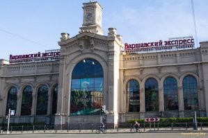 А по просторам России слабо прогуляться. Взять например, Санкт-Петербург. В 2001м году был закрыт на реконструкцию (кстати успела летом 2000-го оттуда съездить во Псков). Закрытие было шикарное, выступление различных рок-музыкальных коллективов. Изюминкой стало выступление группы "Ленинград". Естественно никто ничего реконструировать не стал, вместо вокзала появился ТЦ "Варшавский экспресс".
