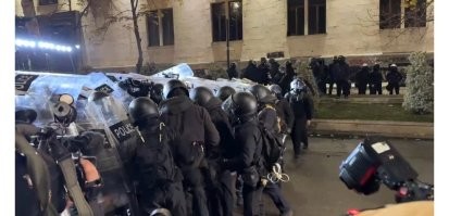 Сюр, какой-то. 

Толпа демонстрантов. 
Напротив неё полицейские выстроили черепаху, прям легионеры римские. 
Всё по серьёзному. 

Подходит девка, пробивается через щиты. 

С боков сбегается толпа полицейских. 
Пытаются отодрать девку. 
От щитов. 

При этом, всем уже пофиг на демонстрантов. 
Не боятся стоять к ним спиной. 

Ну и журналисты понабежали. 

Ага. Прям жесткие противостояния. 
Кровь, кишки, мозги на люстре. 

Театр, какой-то. 
Абсурда.