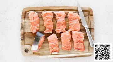 Отличный пост! 
Вызывает сомнение лишь свежесть рыбы на этом фото (помните пункт 2:"Мякоть должна быть упругой. Если вы надавите на нее пальцем, то она практически сразу же примет первоначальную форму"?) или умение повара выбрать верный инструмент для нарезки продукта. На мой взгляд, даже при использовании штопора для этой цели результат выглядел бы аккуратнее...