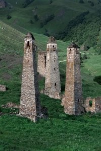 Из Википедии-"Ингушские башни (ингуш. гӀалгӀай гӀалаш/вӀовнаш)   памятники средневековой ингушской архитектуры, представляющие собой монументальные жилые, оборонительные, сигнально-сторожевые и наблюдательные каменные сооружения в Сунженском и, преимущественно, Джейрахском районах Ингушетии."