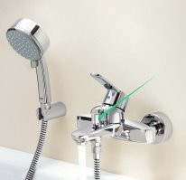 Да лет десять уже пользуемся. 
Там чистая механика-гидравлика. 

Переключаешь смеситель на душ, вытягивая "ручку". 
Пока есть поток воды, она держится. 
Выключил воду - ручка опускается. 

Примерно такой: