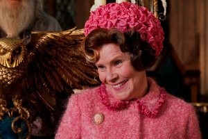 Воландеморт сразу преподносится как безусловное зло, но вот эта сволочь в розовом сильно удивила - сыграно великолепно