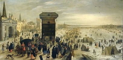 "при похолодании часть воды, причём именно пресной превращается в лёд. И выводиться из термодинамической системы." - это с чего вдруг? В термодинамической системе не может быть холодильника?

"Так теплоёмкость морской воды заметно ниже, чем теплоёмкость дистиллированной воды." - на 0.07.  Удельная теплоемкость морской воды с 35 psu ( грамм соли/кг воды) составляет 0,932 по сравнению с 1,000 для чистой воды.  Только вот дистиллированной воды в природе не так много, по сравнению с объёмом океанов.

"несколько миллиардов лет назад, когда была эпоха обледенения" - ледниковых период в истории Земли было несколько.
Канадская ледниковая эра   2,5–2,2 млрд лет назад.
Африканская ледниковая эра   900–590 млн лет назад. 
Гондванская ледниковая эра   380–240 млн лет назад.
Лавразийская ледниковая эра   20–30 млн лет назад.
Последний ледниковый период в истории Земли, как считают геологи, начался примерно 2,588 млн лет назад. 

Между большими эпохами обледенения были ещё и малые. Последний малый ледниковый период был не так давно.  1312–1791 гг. - период глобального относительного похолодания, имевший место на Земле в течение XIV–XIX веков.  Считается самым холодным периодом по среднегодовым температурам за последние 2 тысячи лет
В Европе  из-за неурожаев вымерла почти четверть населения.  В Англии замерзала Темза. В Голландии перемерзали каналы. Вымерзли виноградники.
В XIX веке малый ледниковый период закончился, и климат стабилизировался до относительно тёплых погодных значений.  
Так, что основным фактором в  термодинамической системе Земли является Солнце.
И периоды его "работы" не изучены и неизвестны. Будет ли потепление  или похолодание - вопрос.

1. Замёрзшая Темза. 1677г.
2. Антверпен. 1699г.