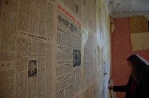 Надо сначала газеты было клеить, а потом обои.