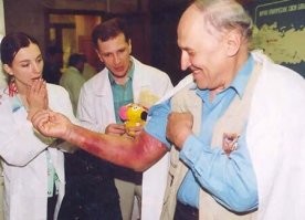 Дядю Колю Дроздова тоже гадюка цапнула во время съемок "В мире животных". И он тоже поначалу не стал к врачам обращаться, пока дело до некроза чуть не дошло. К счастью, в итоге все обошлось. До сих пор не монимаю. Ты известный животновед. Тебя кусает гадюка. Что надо делать? Правильно! Ничего, судя по его действиям. Потом три недели в бальнице под капельницей.