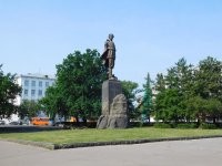 Хочешь удивлю?

Памятник М.Горькому. На площади Горькому. На пересечении с ул. Горького-Белинского. В город Горьком.
Там есть лавочка, на которой мы частенько сидим и пьём пиво Горьковское. Горьковской пивоварни.