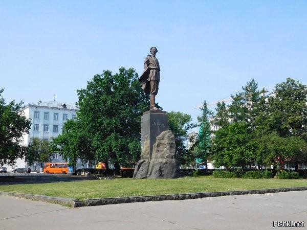 Хочешь удивлю?

Памятник М.Горькому. На площади Горькому. На пересечении с ул. Горького-Белинского. В город Горьком.
Там есть лавочка, на которой мы частенько сидим и пьём пиво Горьковское. Горьковской пивоварни.