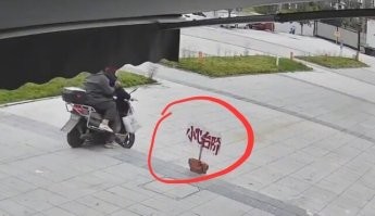 Это явно пешеходная зона. В конце видео там даже предупреждающую надпись поставили, но водятлам это не помогло.