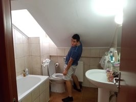 Ссы сидя. Все равно стульчак не поднял