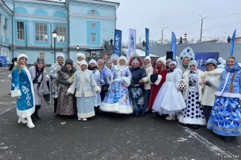 Привет) 
Вчера у нас в городе, выбранном столицей новогодней России, рекорды ставили - шествия сказочных героев и хоровод из 3,5 тыс. человек из 89 регионов России.