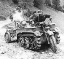 Автор, ну нельзя же быть таким дебилом!
Это kettenkrad hk 101!
Концепцию придумал и запатентовал в июне 1939 года немецкий изобретатель Хайнрих Эрнст Книпкамп (Heinrich Ernst Kniepkamp).
Первые 500 штук нулевой серии были произведены уже в июле 1940-го.
С 1940-го по 1945-й было произведено 8411 машин, а с 1945-го по 1949-й ещё 550 для гражданских нужд. Итого: 8961.