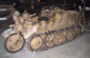 Автор, ну нельзя же быть таким дебилом!
Это kettenkrad hk 101!
Концепцию придумал и запатентовал в июне 1939 года немецкий изобретатель Хайнрих Эрнст Книпкамп (Heinrich Ernst Kniepkamp).
Первые 500 штук нулевой серии были произведены уже в июле 1940-го.
С 1940-го по 1945-й было произведено 8411 машин, а с 1945-го по 1949-й ещё 550 для гражданских нужд. Итого: 8961.