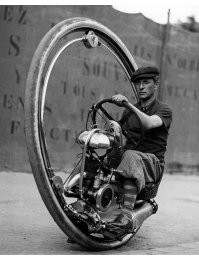 Не. Было бы два колобка в связке, тогда да. 
Тут сам принцип движетеля не даст. 
При определенном угле подъема, центр тяжести окажется сильно сзади от точки контактат с поверхностью. 
И моторному отсеку будет проще прокрутится внутри колёса. 

Там же вот такой принцип: